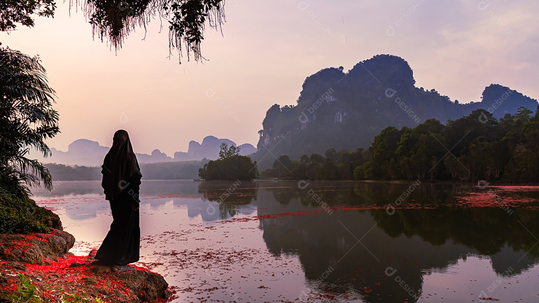 Paisagem Natureza Vista do Lago Nong Thale e mulher islâmica ou muçulmana em Krabi Tailândia