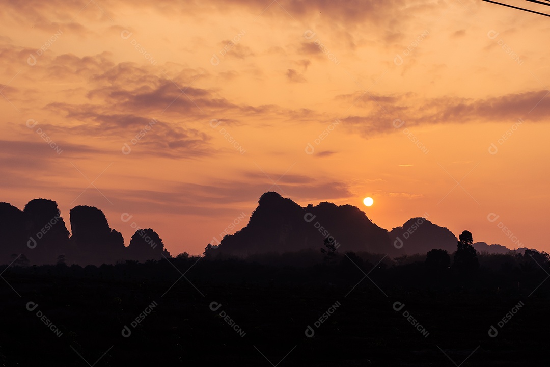 Brilho divino através das nuvens do sol quente da tarde conceito de paz e felicidade