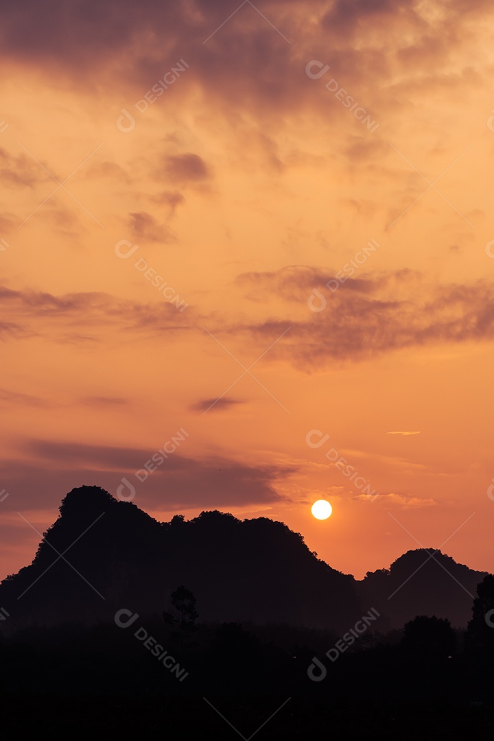 Brilho divino através das nuvens do sol quente da tarde conceito de paz e felicidade