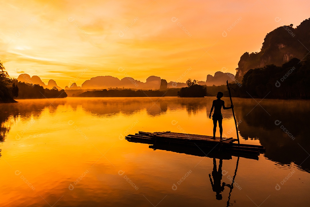 Paisagem Natureza Vista do Lago Nong Thale e mulher islâmica ou muçulmana em Krabi Tailândia