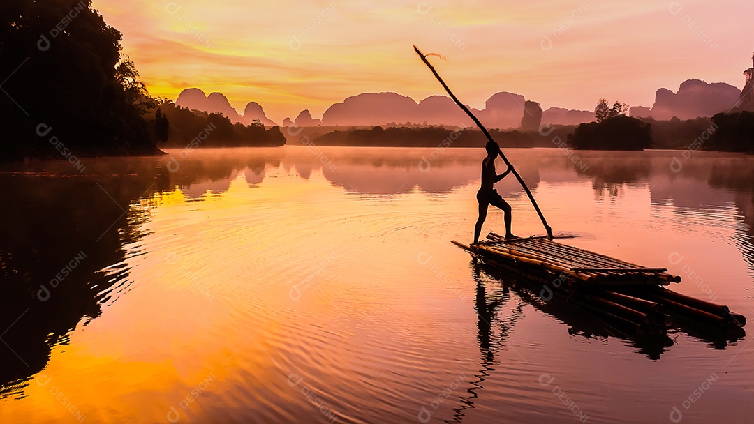 Paisagem Natureza Vista do Lago Nong Thale e mulher islâmica ou muçulmana em Krabi Tailândia