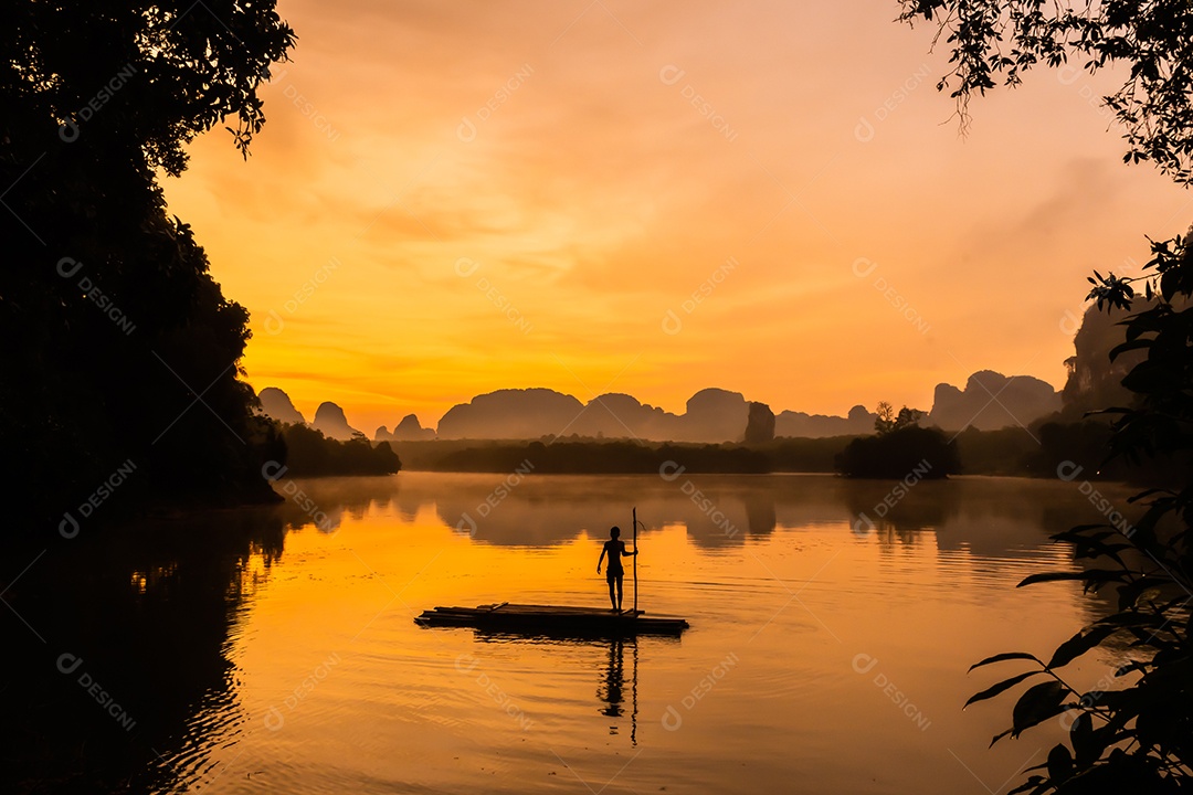 Paisagem Natureza Vista do Lago Nong Thale e mulher islâmica ou muçulmana em Krabi Tailândia