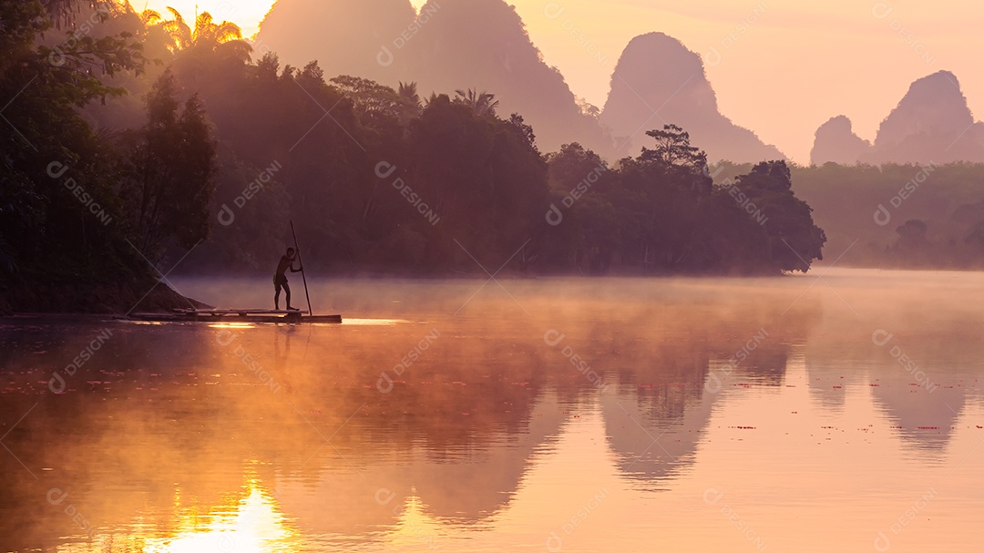Paisagem Natureza Vista do Lago Nong Thale e mulher islâmica ou muçulmana em Krabi Tailândia