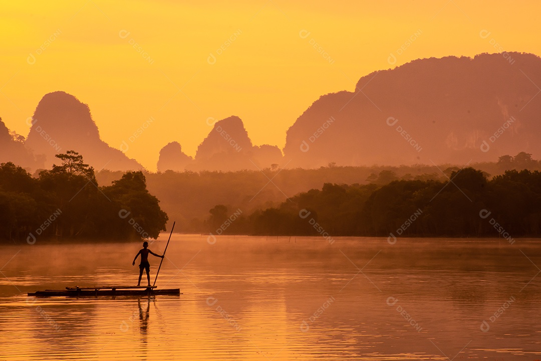 Paisagem Natureza Vista do Lago Nong Thale e mulher islâmica ou muçulmana em Krabi Tailândia