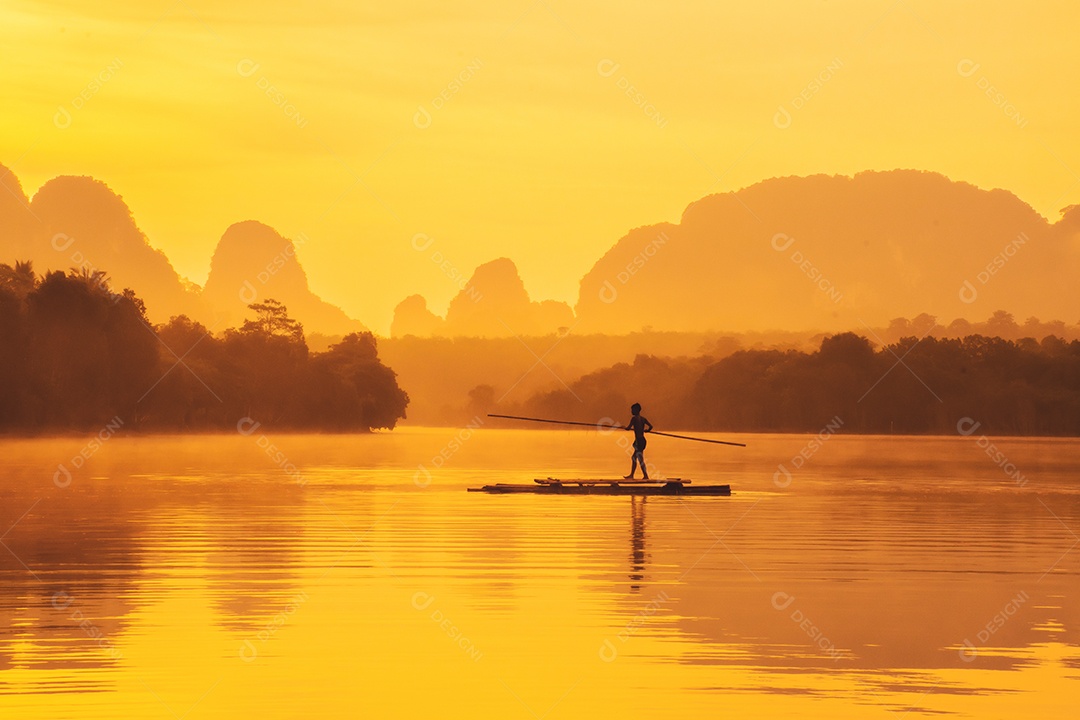 Paisagem Natureza Vista do Lago Nong Thale e mulher islâmica ou muçulmana em Krabi Tailândia
