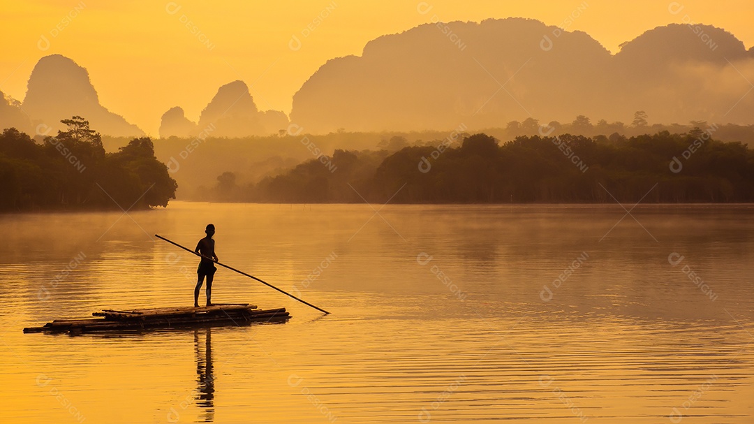 Paisagem Natureza Vista do Lago Nong Thale e mulher islâmica ou muçulmana em Krabi Tailândia