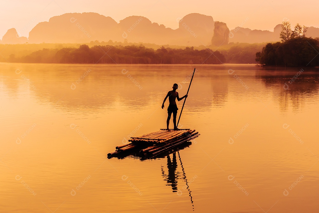 Paisagem Natureza Vista do Lago Nong Thale e mulher islâmica ou muçulmana em Krabi Tailândia