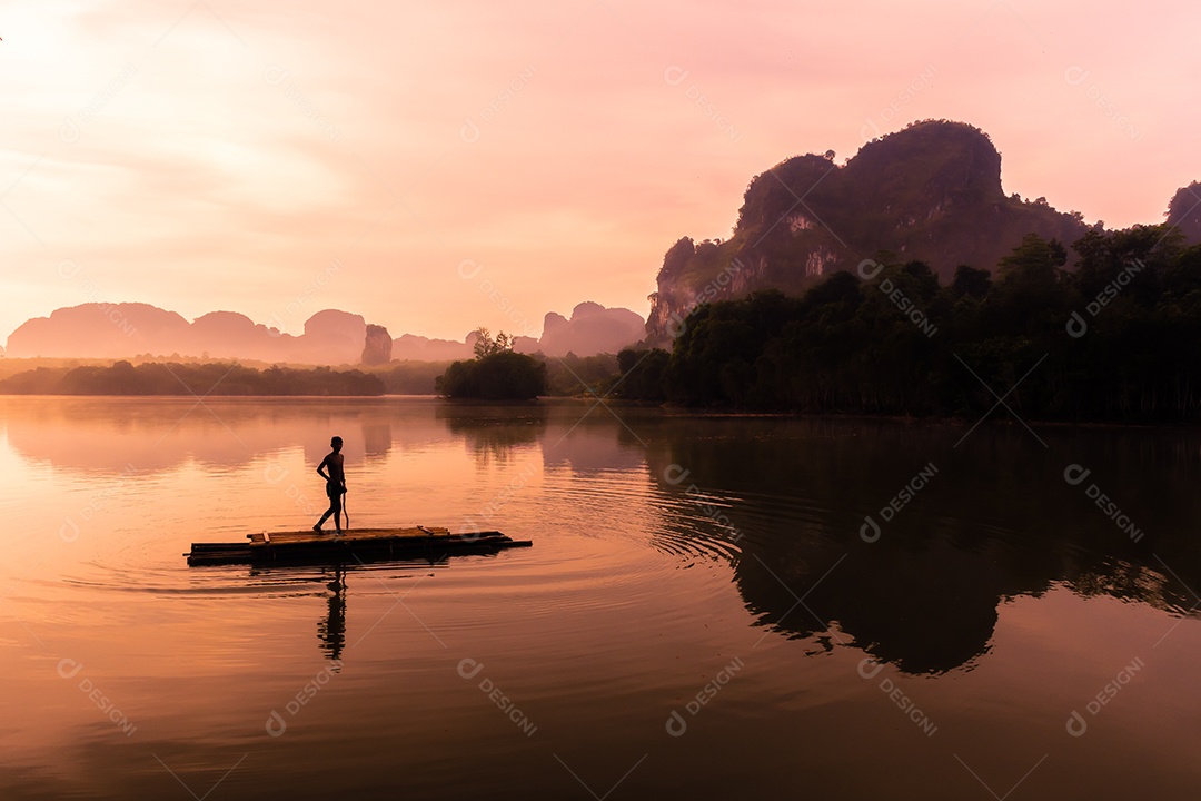 Paisagem Natureza Vista do Lago Nong Thale e mulher islâmica ou muçulmana em Krabi Tailândia