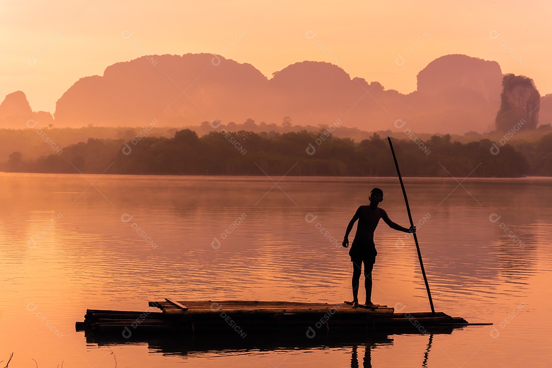 Paisagem Natureza Vista do Lago Nong Thale e mulher islâmica ou muçulmana em Krabi Tailândia