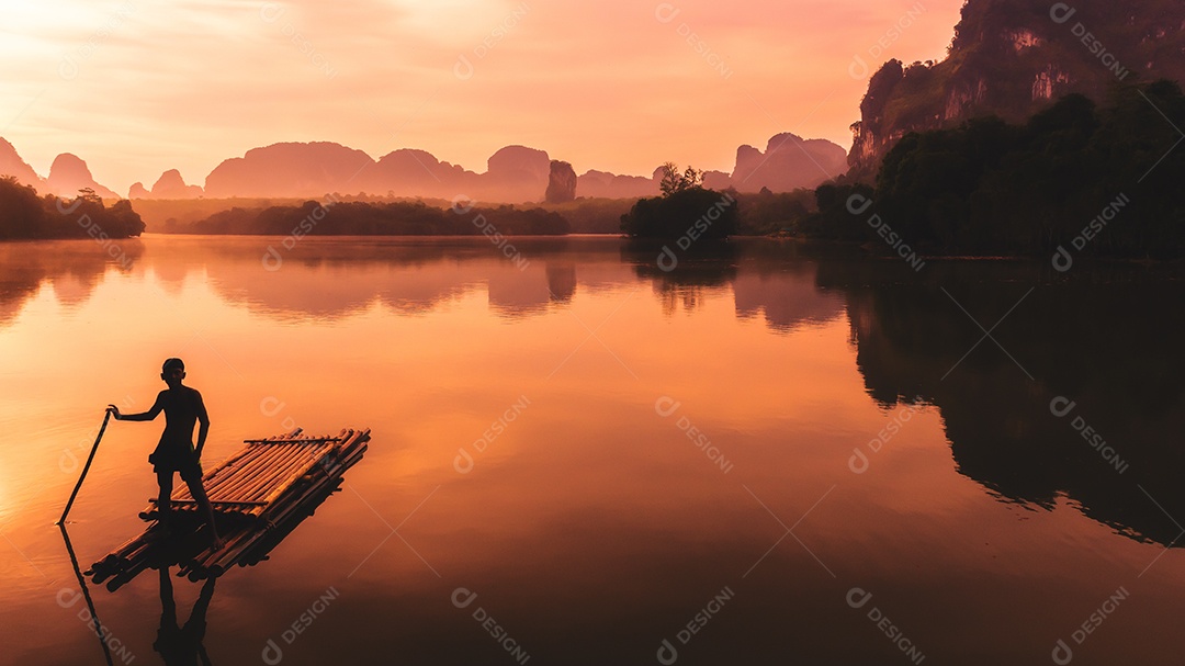 Paisagem Natureza Vista do Lago Nong Thale e mulher islâmica ou muçulmana em Krabi Tailândia