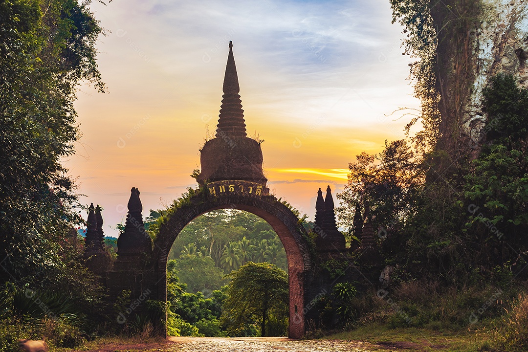 Paisagem do belo nascer do sol no Parque Khao Na Nai Luang Dharma em Surat Thani Tailândia