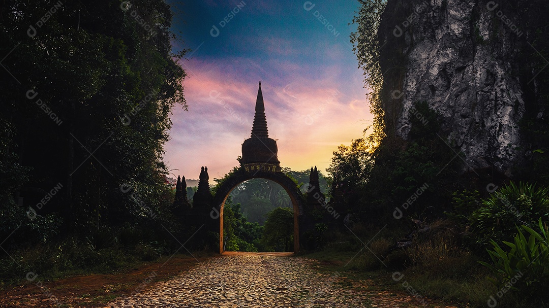 Paisagem do belo nascer do sol no Parque Khao Na Nai Luang Dharma em Surat Thani Tailândia