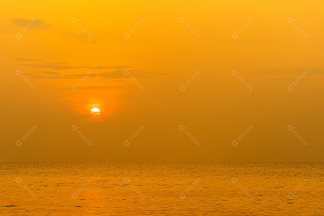 Paisagem do mar e ondas do mar pela manhã
