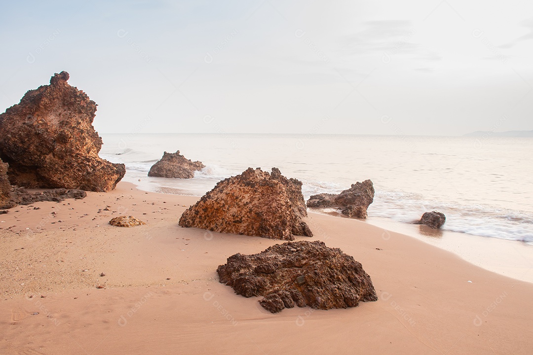 Paisagem do mar e ondas do mar pela manhã