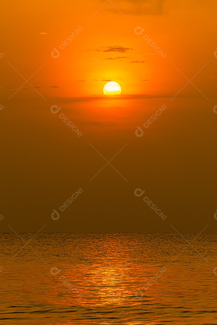 Paisagem do mar e ondas do mar pela manhã