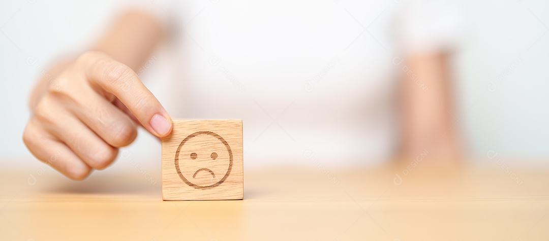 Mão escolhendo o rosto sorridente do bloco Emoção para avaliação do cliente, boa experiência, feedback positivo, satisfação, pesquisa, avaliação