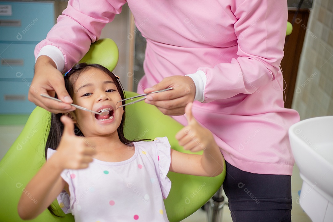 Os dentes das meninas asiáticas são saudáveis ​​no consultório odontológico.