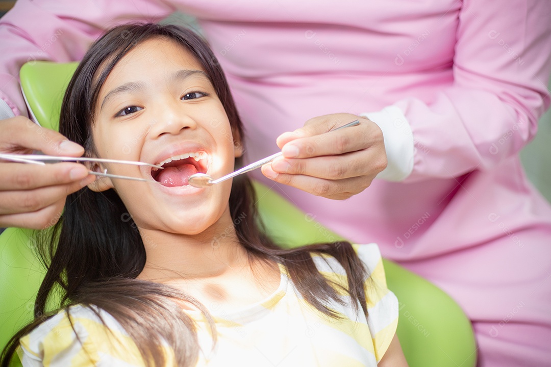 Os dentes das meninas asiáticas são saudáveis ​​no consultório odontológico.