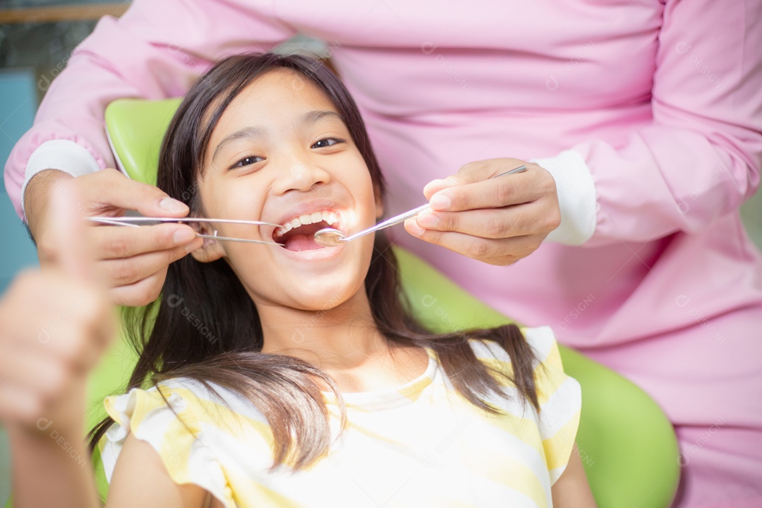 Os dentes das meninas asiáticas são saudáveis ​​no consultório odontológico.