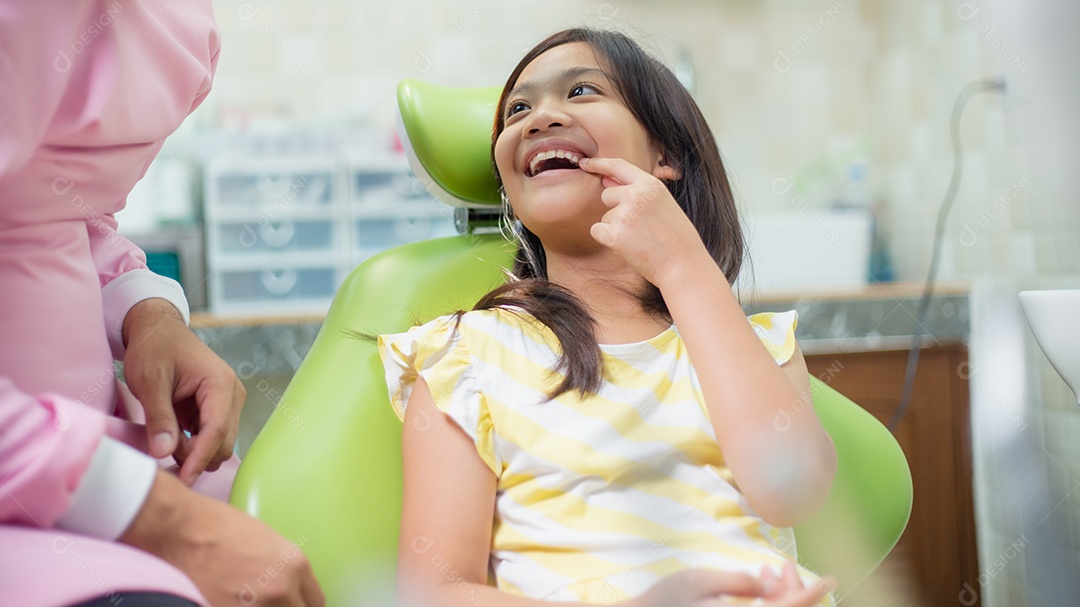 Os dentes das meninas asiáticas são saudáveis ​​no consultório odontológico.