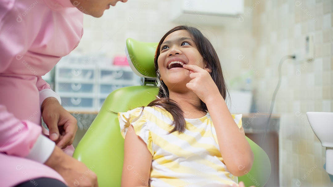 Os dentes das meninas asiáticas são saudáveis ​​no consultório odontológico.