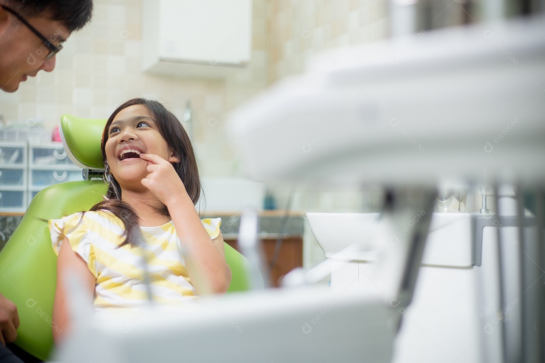 Os dentes das meninas asiáticas são saudáveis ​​no consultório odontológico.