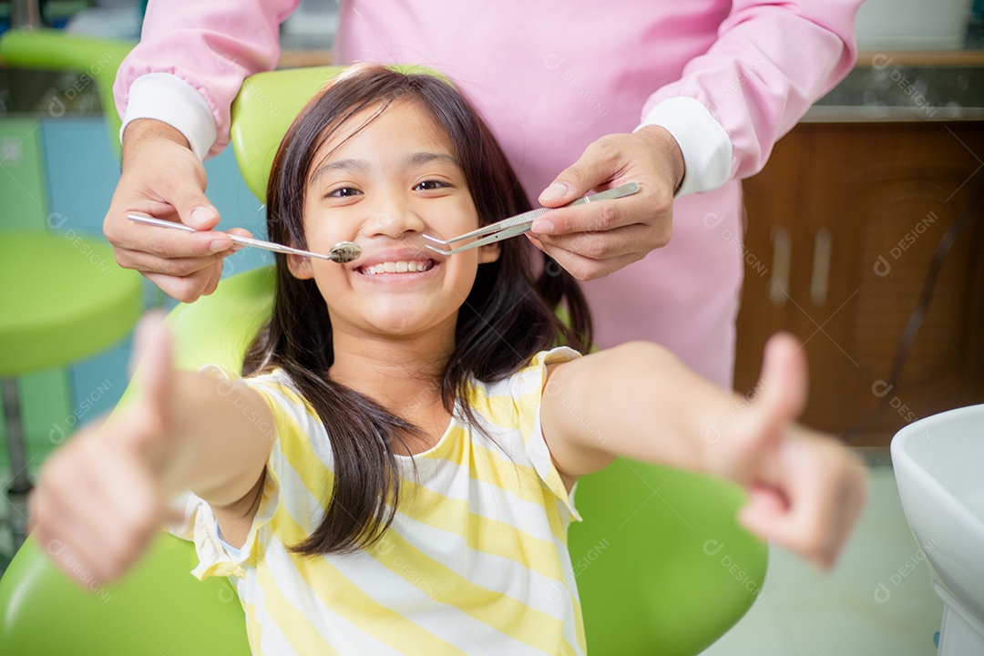 Os dentes das meninas asiáticas são saudáveis ​​no consultório odontológico.