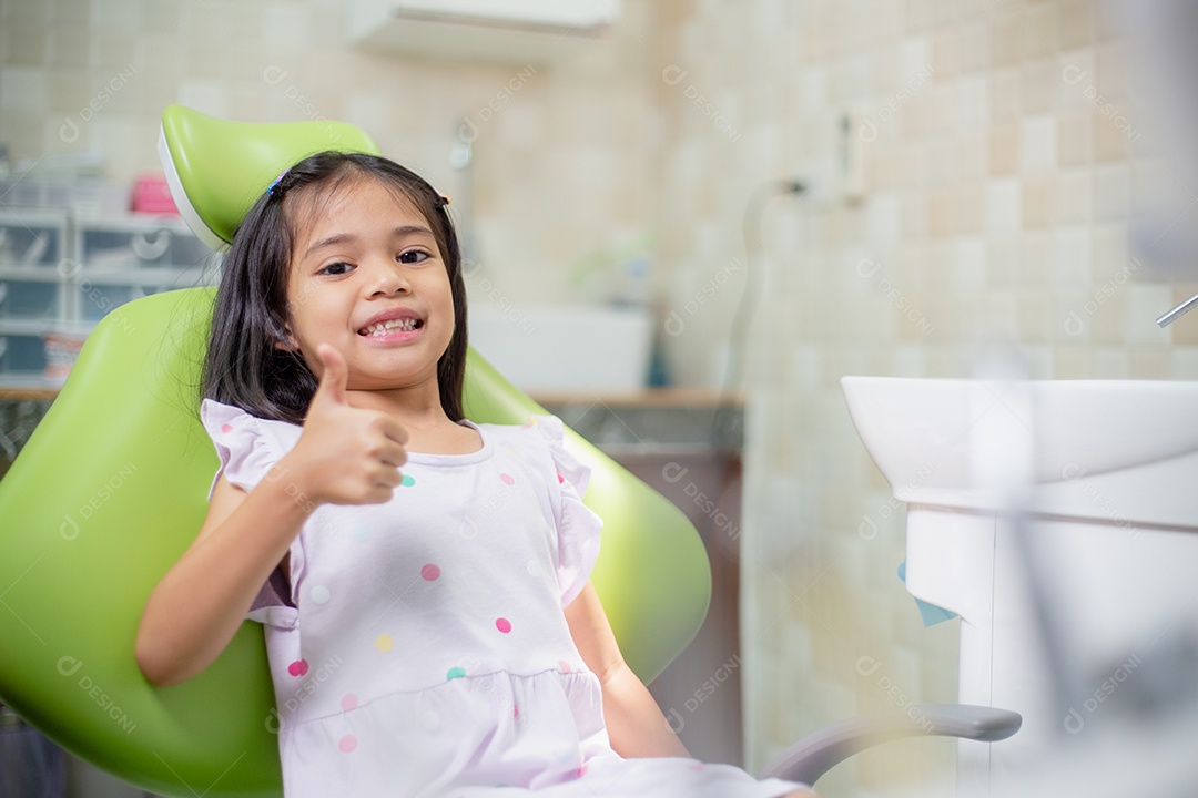 Os dentes das meninas asiáticas são saudáveis ​​no consultório odontológico.