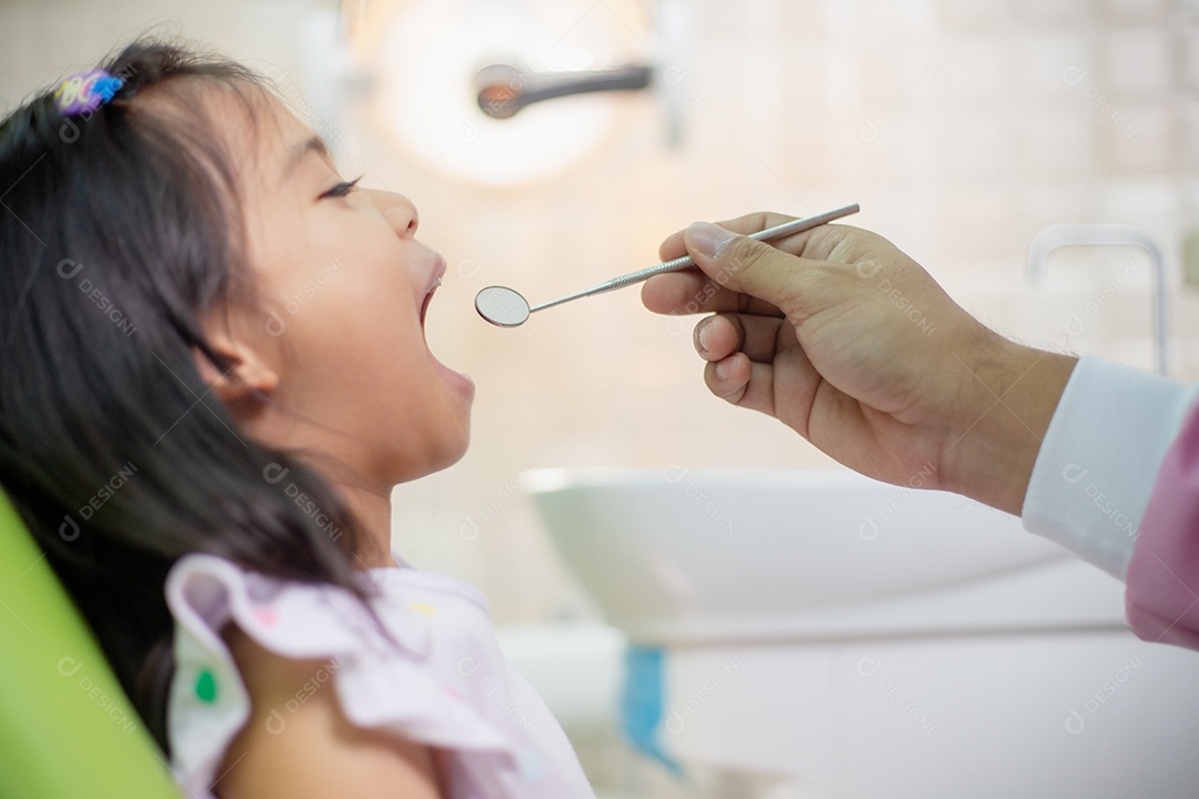 Os dentes das meninas asiáticas são saudáveis ​​no consultório odontológico.