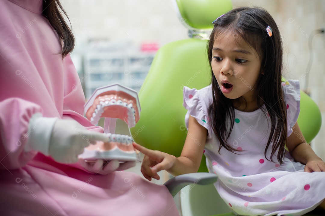 Os dentes das meninas asiáticas são saudáveis ​​no consultório odontológico.