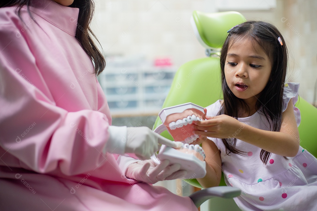 Os dentes das meninas asiáticas são saudáveis ​​no consultório odontológico.