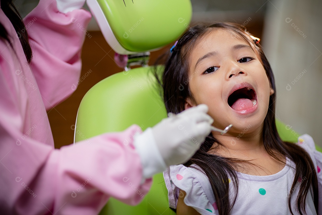 Os dentes das meninas asiáticas são saudáveis ​​no consultório odontológico.