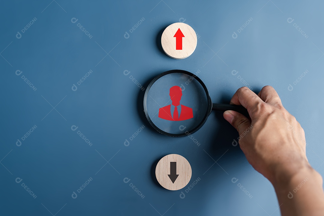 Empresário com seta vermelha e direção diferente voltada para a direção oposta com seta preta para interrupção dos negócios
