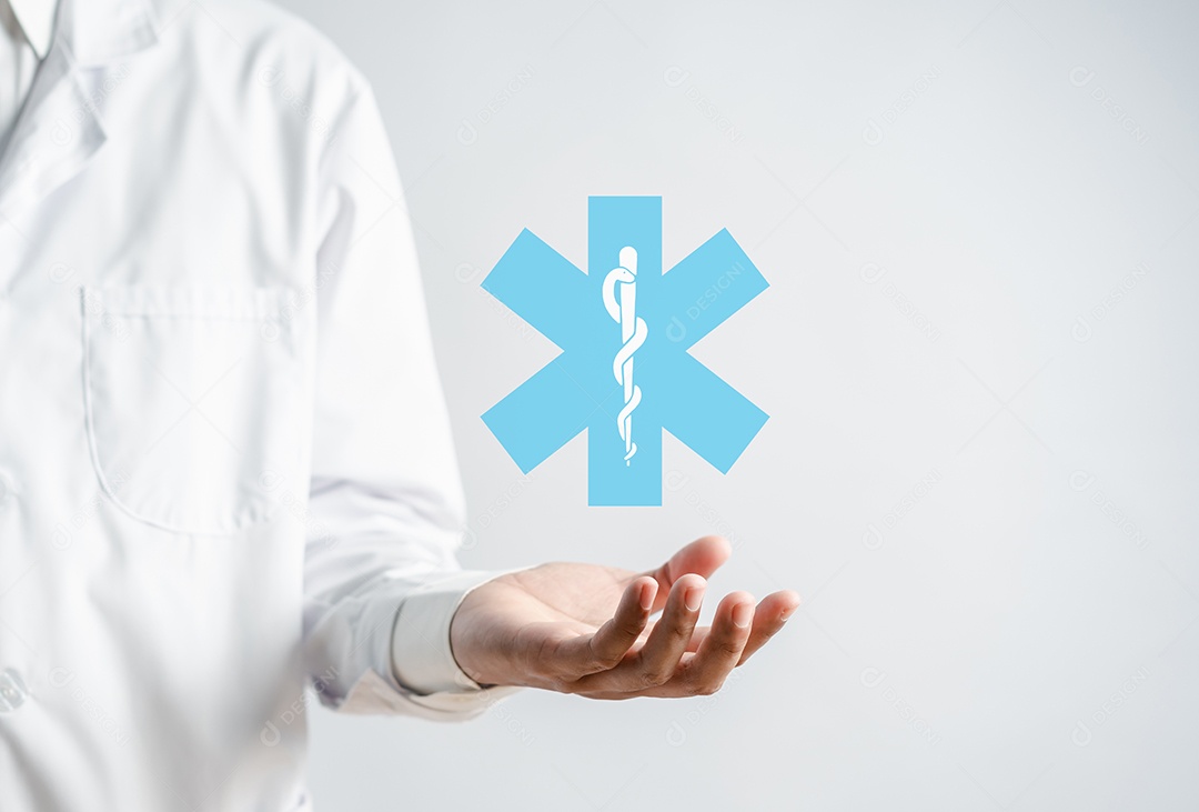 Conceito de seguro de saúde. mãos de médico segurando um ícone médico