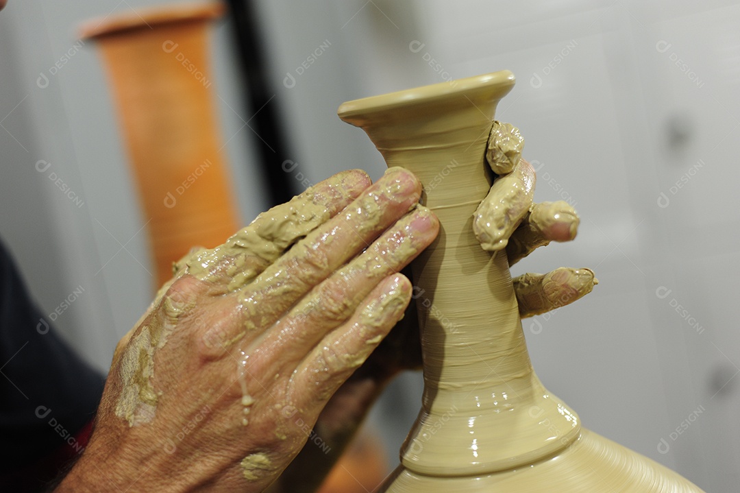 Vaso de argila sobre uma mesa