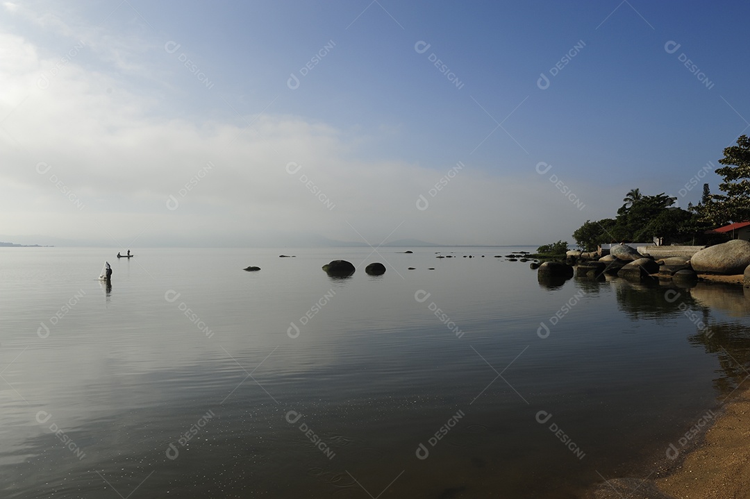 Linda vista de praia pôr do sol