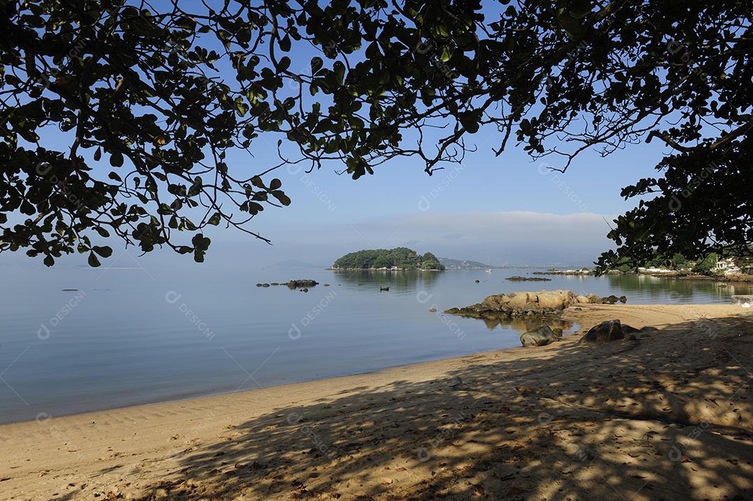 Linda vista de praia pôr do sol
