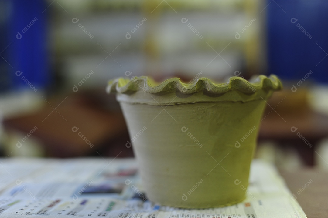 Vaso de argila sobre uma mesa