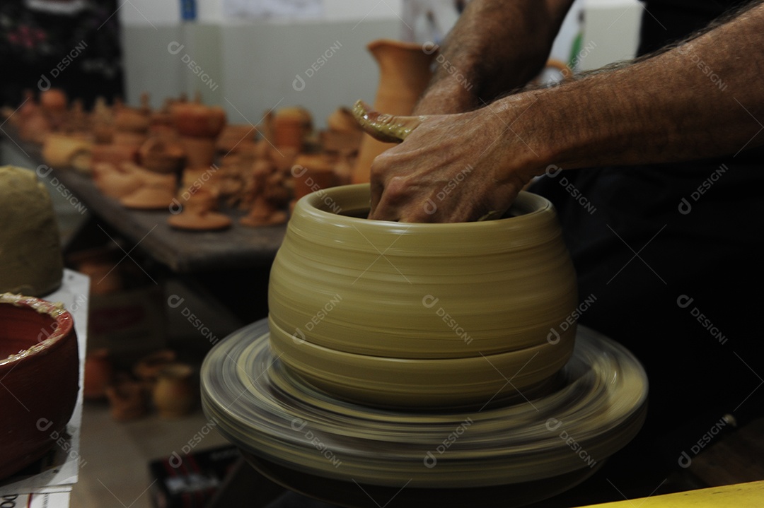 Vaso de argila sobre uma mesa