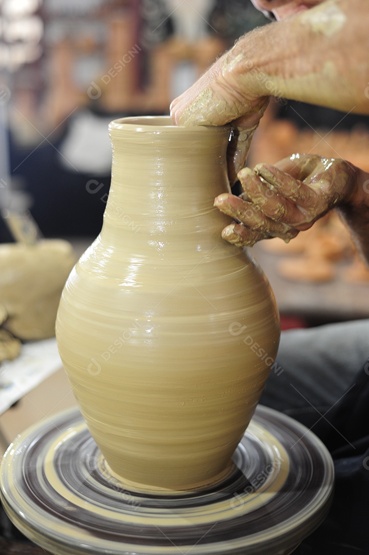 Vaso de argila sobre uma mesa