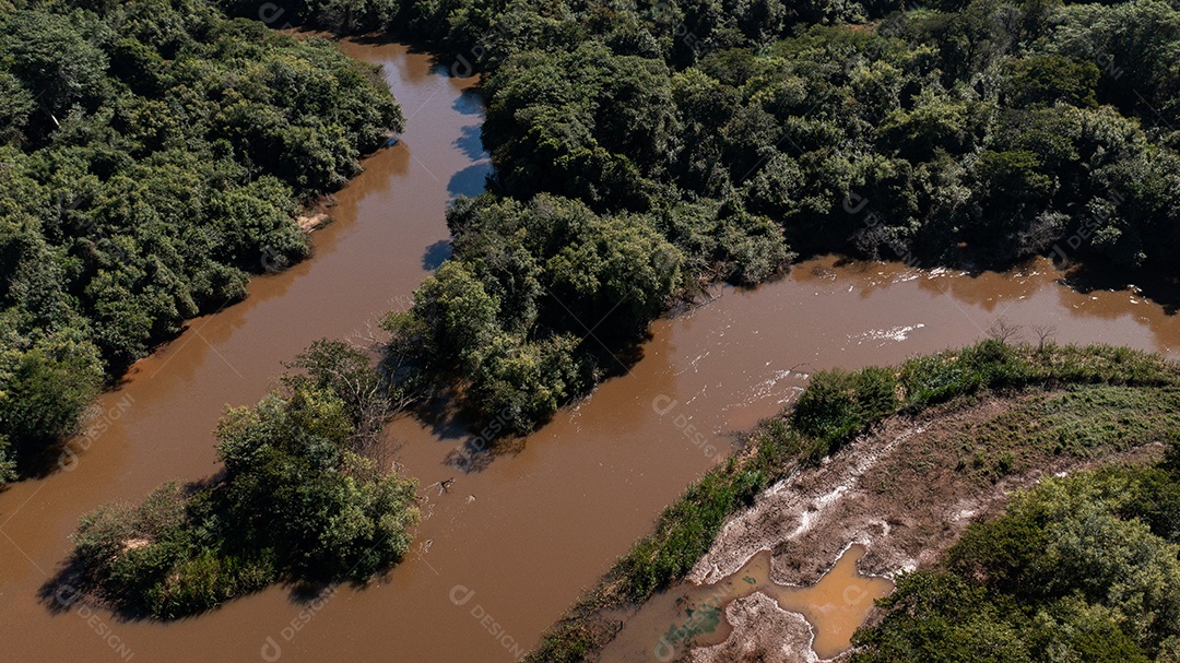 Vista aérea do rio Jacaré Pepira e mata ciliar, em um trecho da cidade de Bariri, São Paulo.