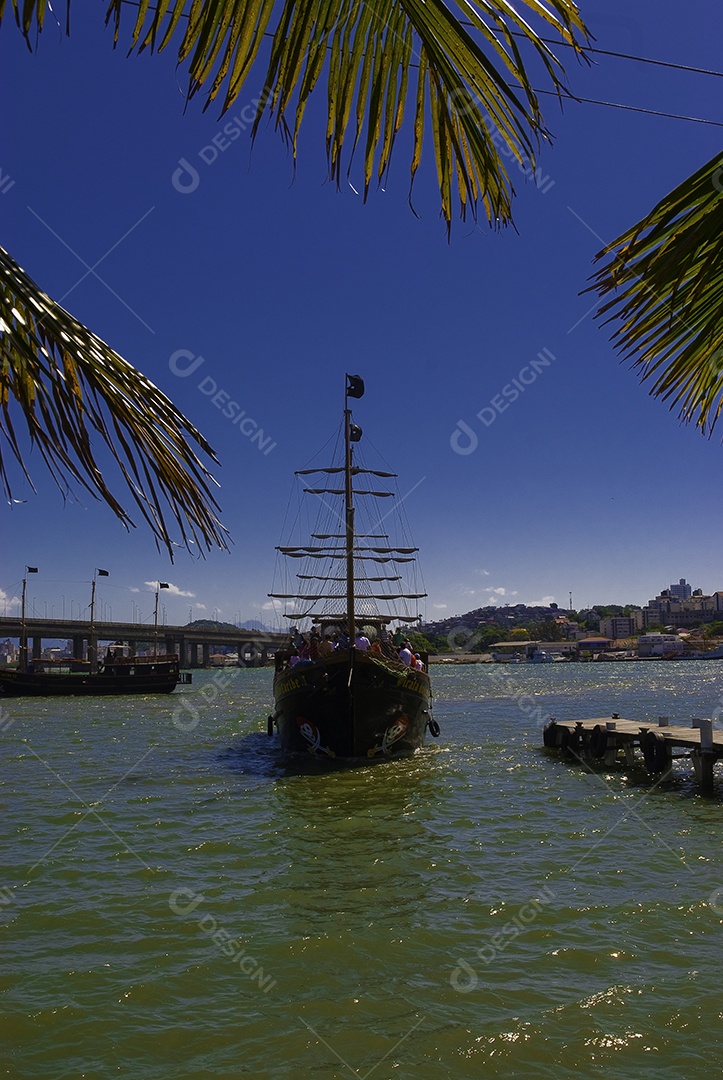 Passeio de barco em Florianópolis, saindo da ponte Hercílio Luz.