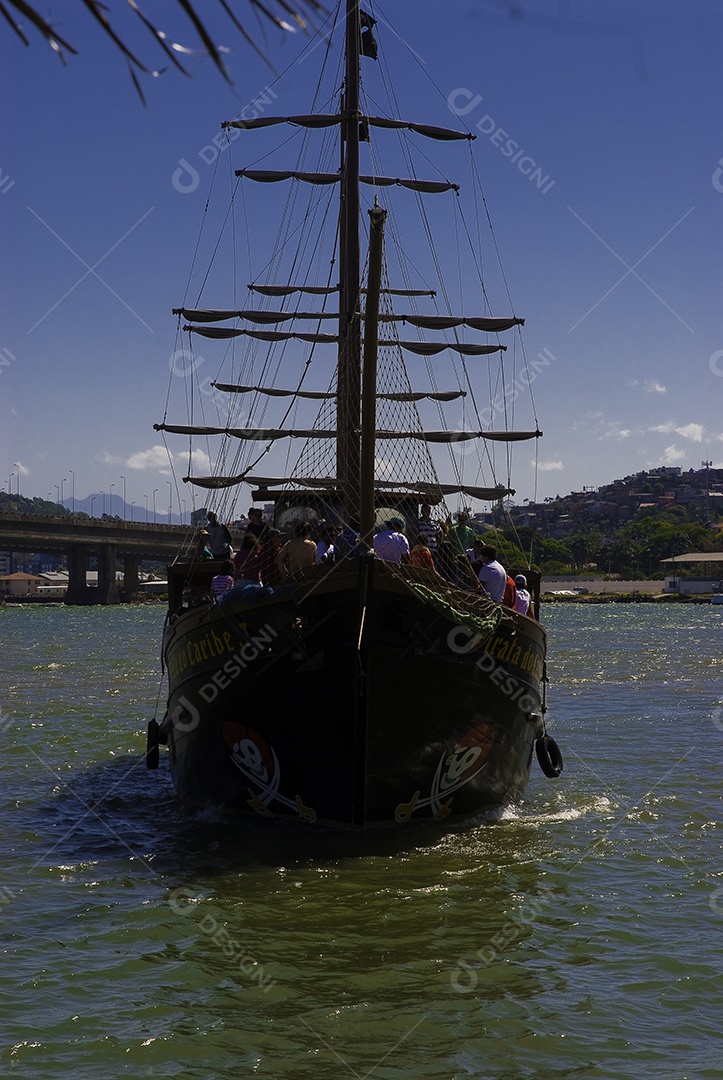 Passeio de barco em Florianópolis, saindo da ponte Hercílio Luz.