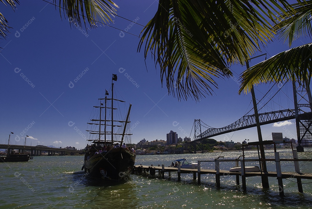 Passeio de barco em Florianópolis, saindo da ponte Hercílio Luz.