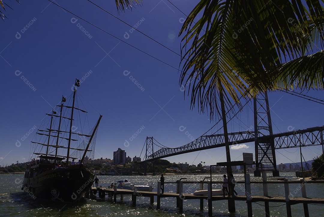 Passeio de barco em Florianópolis, saindo da ponte Hercílio Luz.