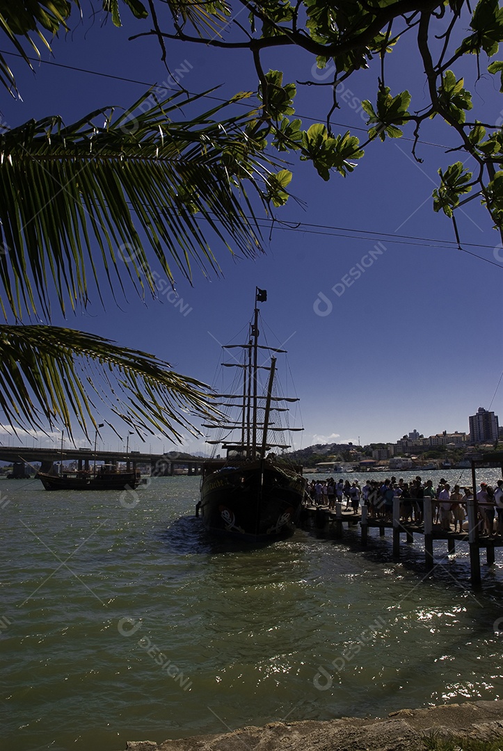 Passeio de barco em Florianópolis, saindo da ponte Hercílio Luz.