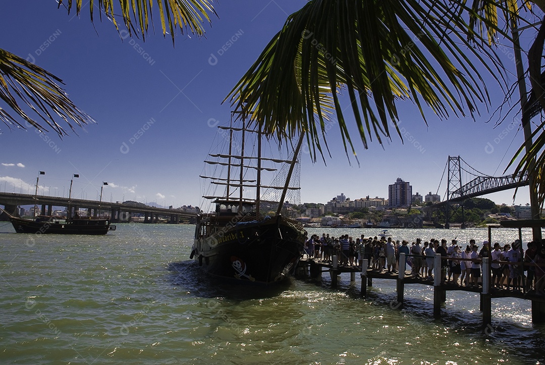 Passeio de barco em Florianópolis, saindo da ponte Hercílio Luz.