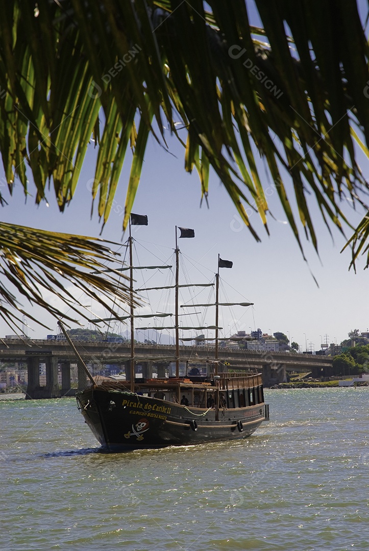 Passeio de barco em Florianópolis, saindo da ponte Hercílio Luz.