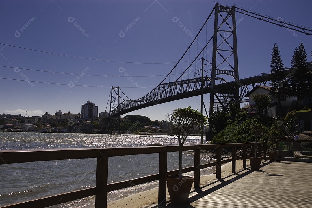 Pôr do sol na ponte Hercílio Luz em Florianópolis.