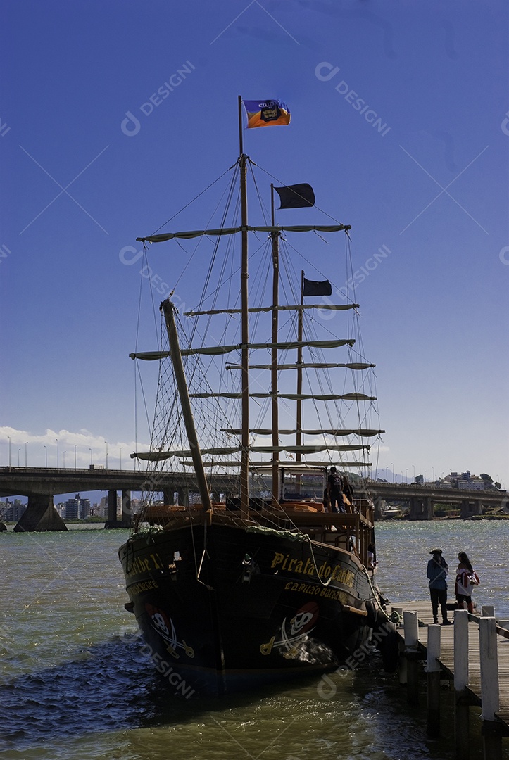 Passeio de barco em Florianópolis, saindo da ponte Hercílio Luz.